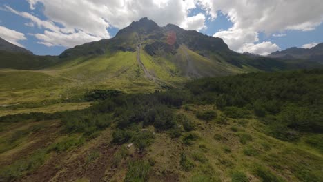 快速的fpv空中飞行在silvretta-stausee山谷的地板和沿着山的<unk>石路径