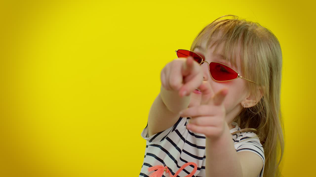 niño feliz con estilo niño niña con gafas de sol escuchando música bailando discoteca, haciendo tonterías, divirtiéndose