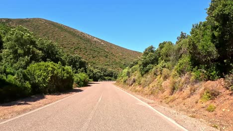 Cada-Giro-Del-Viaje-Revela-Nuevos-Paisajes-De-Verde-Y-Asfalto,-Punto-De-Vista.