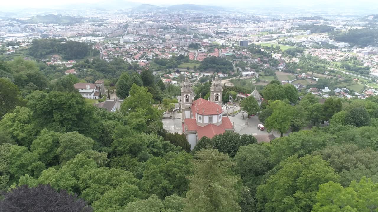 el santuario portugués bom jesus do monte braga fue fotografiado desde el aire.