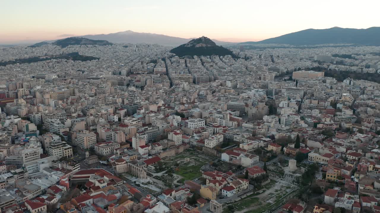 imágenes aéreas de atenas grecia con el monte lycabettus, el parlamento helínico y los edificios