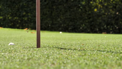 Pelota-De-Golf-Rodando-En-El-Agujero