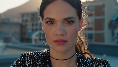 Retrato-De-Una-Mujer-Hermosa-En-La-Ciudad-Que-Parece-Confiada-Con-El-Viento-Soplando-El-Pelo-Al-Atardecer-Concepto-De-Autoimagen-Positiva-Femenina