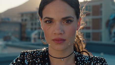 retrato de una mujer hermosa en la ciudad que se ve confiada con el viento soplando el cabello al atardecer concepto de autoimagen positiva femenina