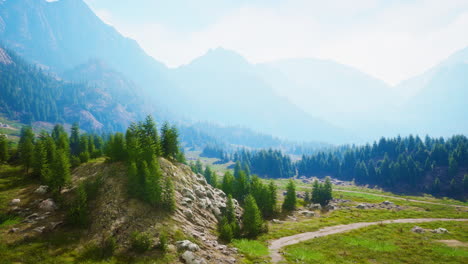 Camino-De-Tierra-Y-Senderos-Para-Caminatas-En-La-Montaña-Dolomitas