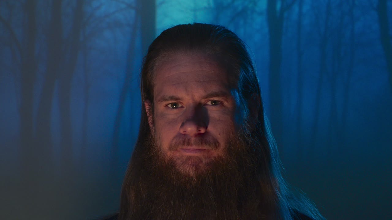 화재로 숲속의 남자 - 걱정스러운 눈 접촉