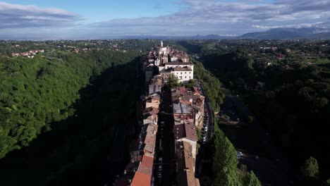 Majestuosa-Ciudad-Medieval-Larga-Y-Estrecha-Ubicada-En-Una-Cresta,-Zagarolo,-Italia
