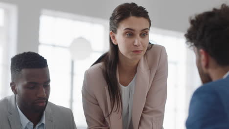 reunión del equipo de negocios corporativo gerente mujer lluvia de ideas con colegas discutiendo la estrategia del proyecto compartiendo ideas en la oficina