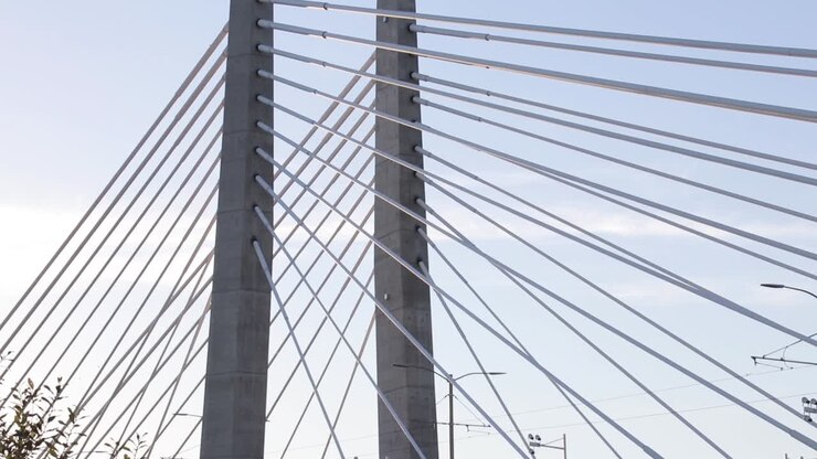 Aufsteigende Schwenkfahrt, die die Tilikum-Brücke in Portland, Oregon, zeigt.