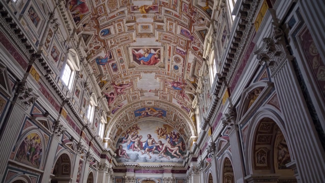 Interior magnífico de igreja com pinturas ornamentadas no teto abobadado