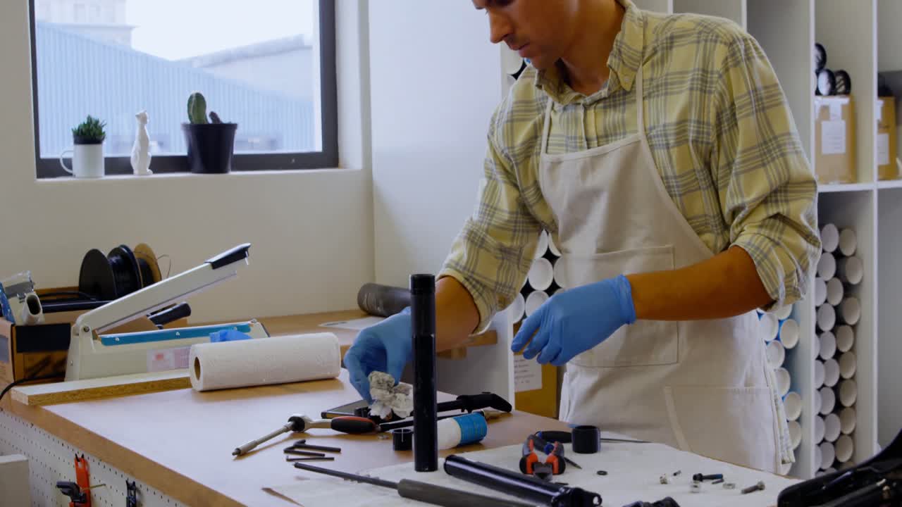 hombre limpiando piezas de bicicleta en el mostrador 4k