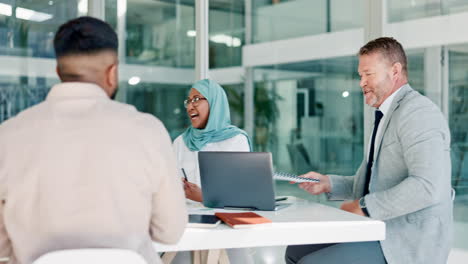 Dokumente,-CEO-Und-Geschäftsleute-In-Einer-Besprechung