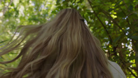 hermosa mujer caminando en el bosque naturaleza chica explorando exuberante jardín encantado por la belleza natural al aire libre 4k