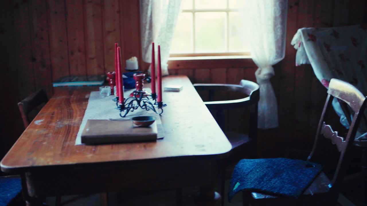 산악 산책 위에 있는 시골 목조 오두막의 내부