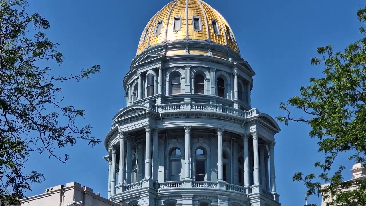 Edifício do Capitólio Estadual do Colorado no Civic Center de Denver, EUA, vista de baixo para cima em um dia quente e ensolarado.