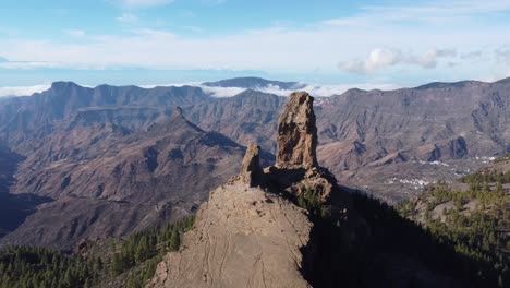 sobrevuelo de roque nublo, una roca volcánica en la caldera de tejeda, gran canaria, islas canarias, españa