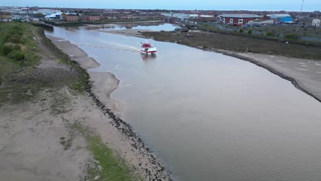 Fischtrawler-Verlässt-Den-Hafen-Auf-Ruhigem-Wasser-In-Der-Abenddämmerung-An-Der-Flussmündung-Des-Flusses-Wyre,-Fleetwood,-Lancashire,-Großbritannien