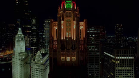 Revelación-épica-De-La-Bandera-Estadounidense-En-La-Parte-Superior-De-Un-Edificio