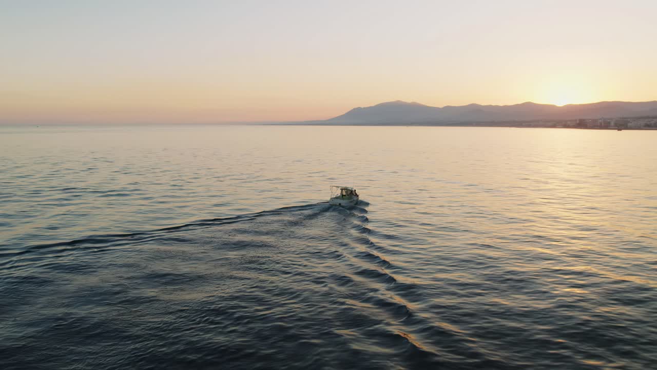 스페인 마르베야 해안선 근처의 지중해에서 혼자 배를 타는 공중보기
