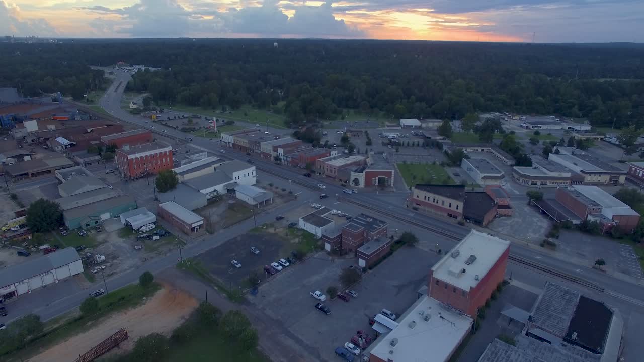 pequeña ciudad del sur durante la puesta de sol