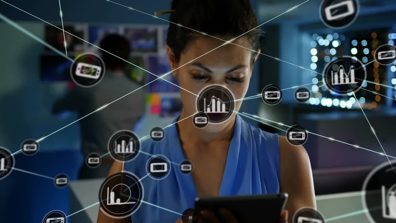 animación de la red de conexiones con íconos gráficos sobre mujer de negocios caucásica en la oficina