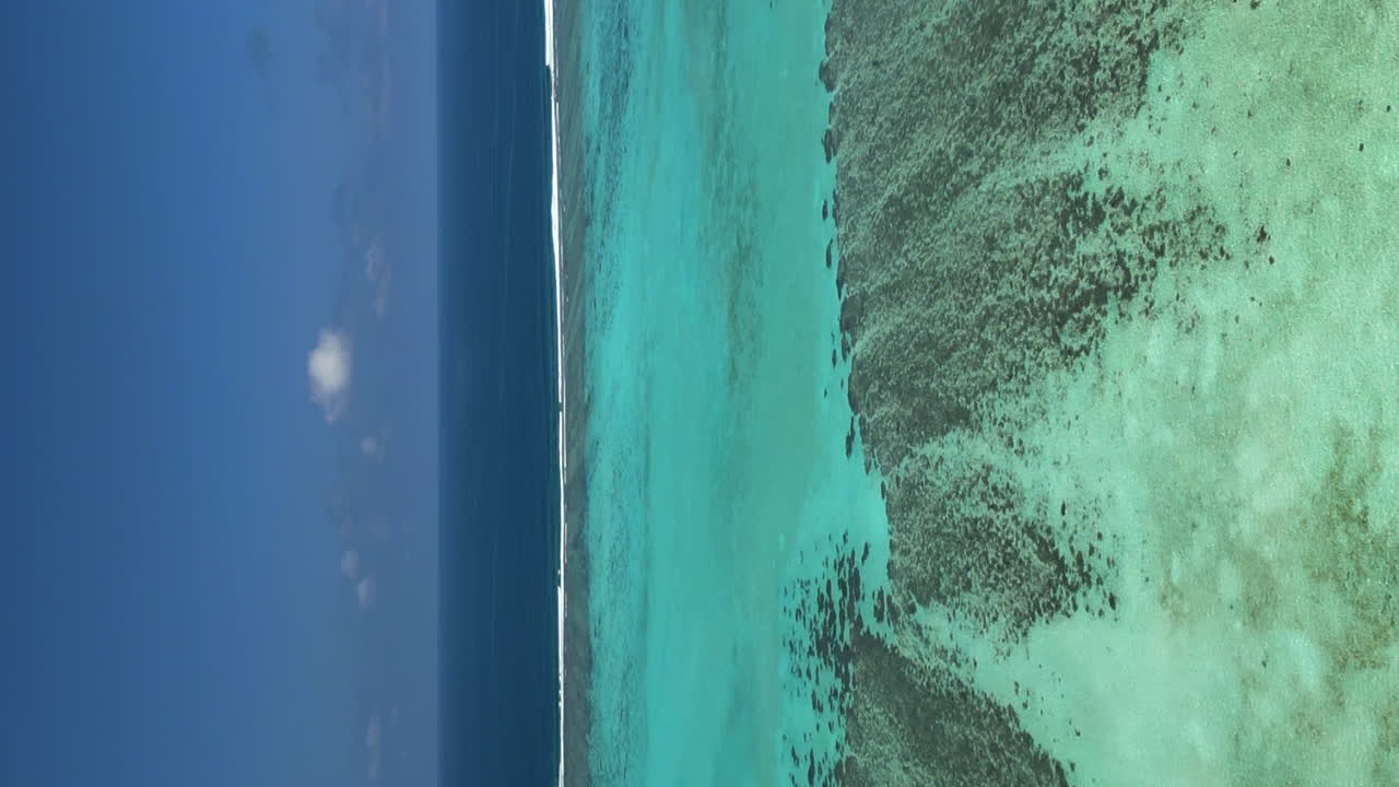 Video aereo verticale sopra la risacca bassa, oceano, Bourail, Grande Terre, Nuova Caledonia