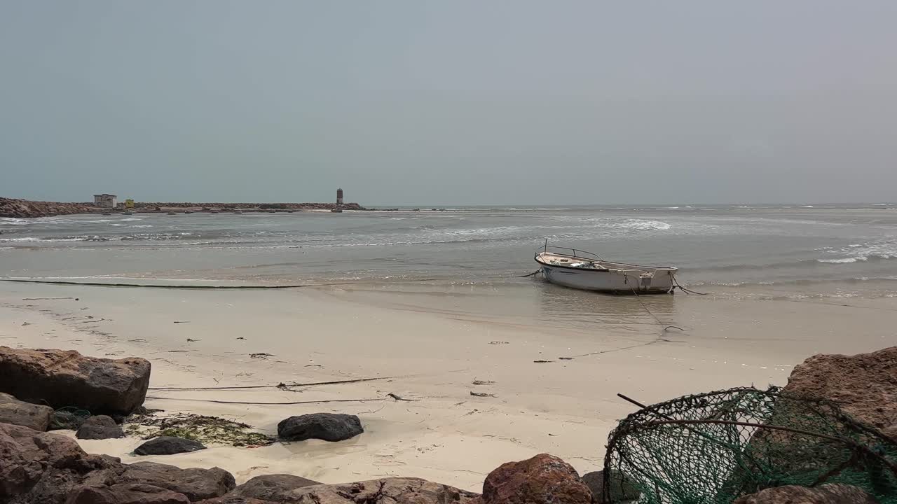 Tunus'taki Djerba plajında bir balıkçı teknesi.