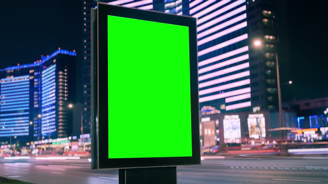 Cartellone pubblicitario con schermo verde su un'autostrada trafficata con traffico, luci al neon, timelapse, Mosca, Russia