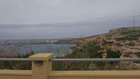 Un-Paseo-Junto-A-La-Valla-En-Los-Acantilados-De-Malta