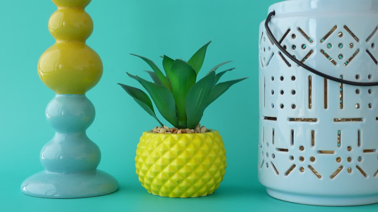 decoración del hogar elegante: fondo turquesa con accesorios amarillos y azules