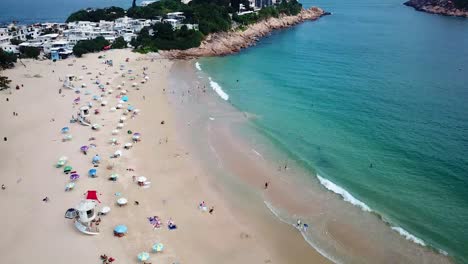 una vista aérea estática de un yate en la playa de shek o en hong kong mientras las playas públicas reabren al público, después de meses de cierre en medio del brote de coronavirus