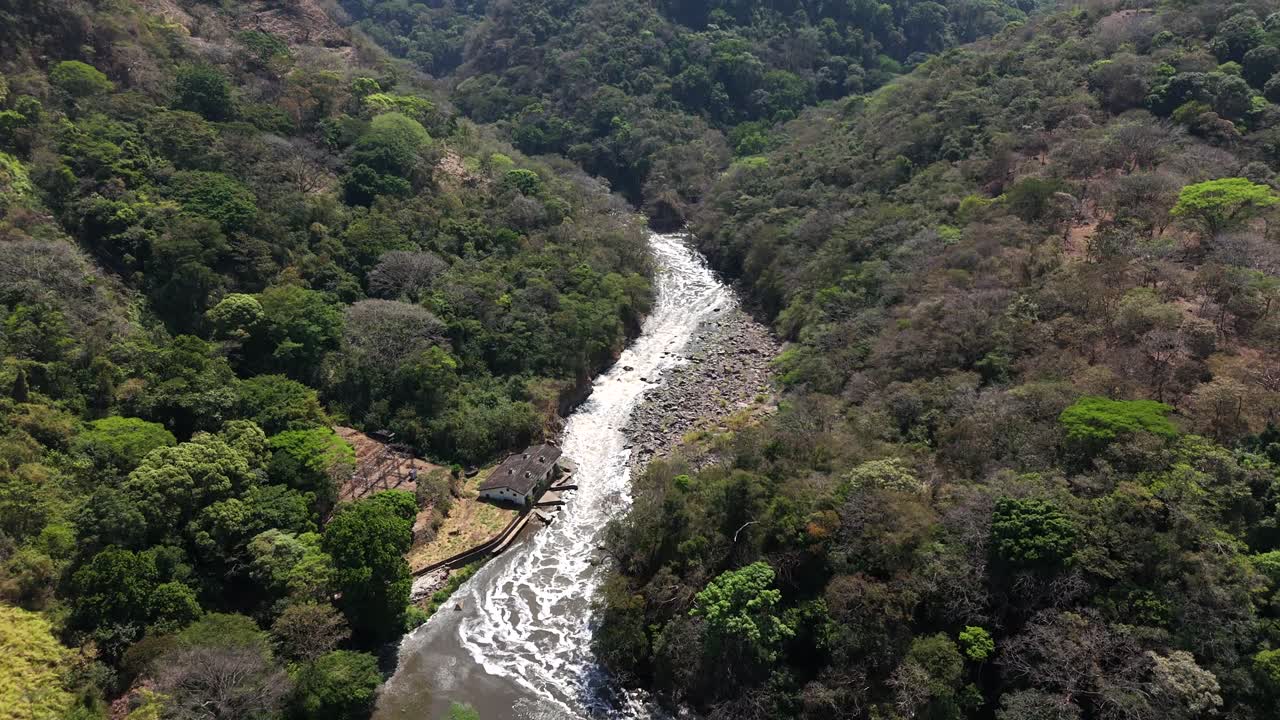 dron aéreo bosque tropical río costa rica