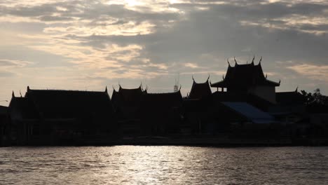 Silueta-De-Un-Templo-Al-Otro-Lado-Del-Río-De-Bang-Tabun-Durante-Un-Amanecer-Matutino-En-Tailandia