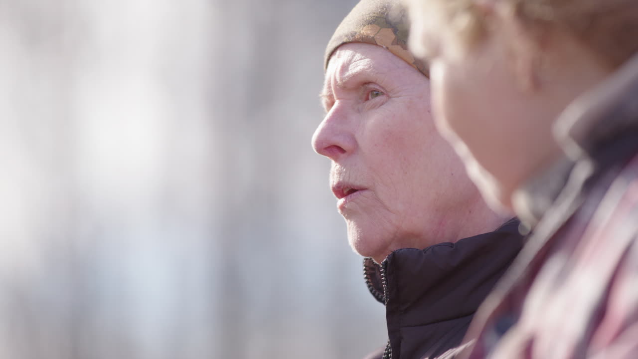 mujer comparte su experiencia emocional con el grupo durante la sesión de terapia equina