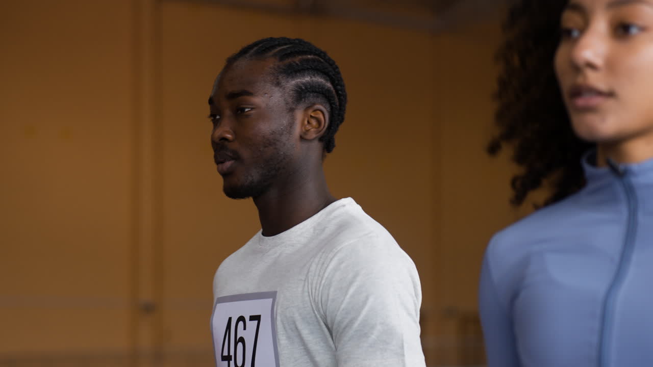 실내에서 달리는 남자