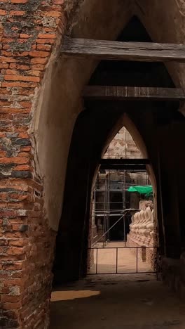 caminar progresivamente a través de los arcos del templo en descomposición