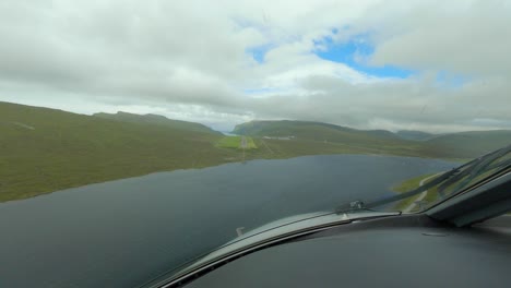 Avión-Aterrizando-En-El-Desafiante-Aeropuerto-De-Las-Islas-Feroe,-Cabina-Pov