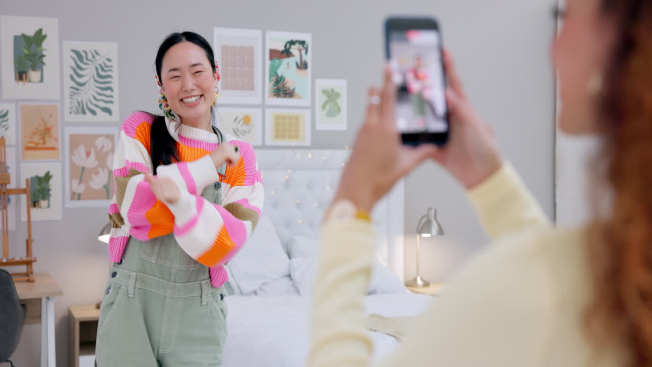 아시아 여성 스트리밍, 전화로 춤추는