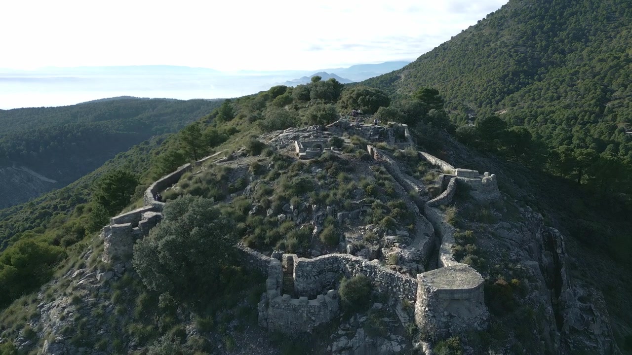 Guerra di trincea. Rovine di una costruzione militare difensiva. Trincee e bunker in pietra sulla cima di una montagna. Veduta aerea. Guerra civile spagnola. Spagna.