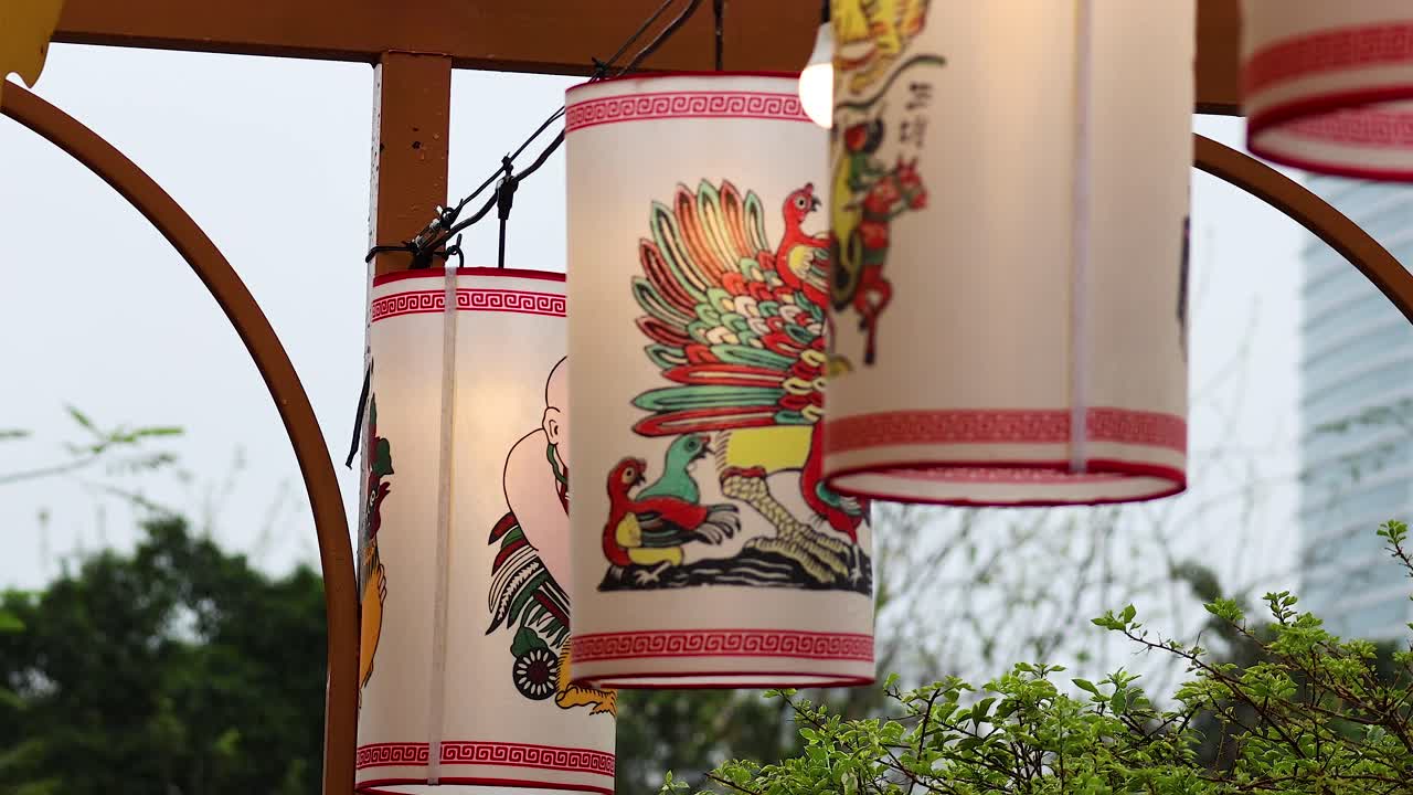 바람에 부드럽게 흔들리는 장식 랜턴