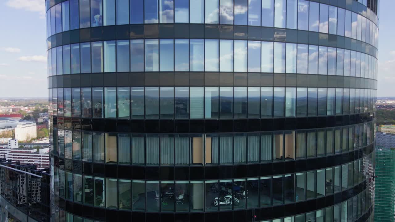 vista aérea de un edificio de oficinas moderno con grandes ventanas