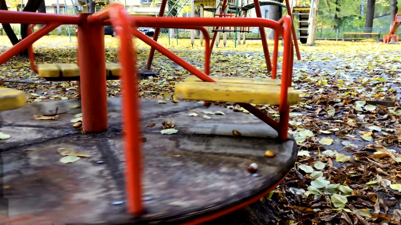 carrusel en el patio de recreo