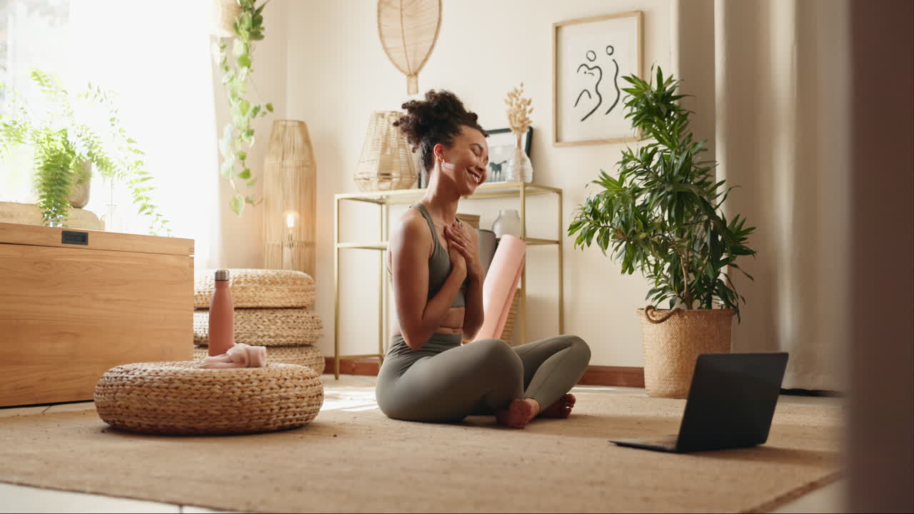 mujer practicando yoga en casa a través de clases en línea