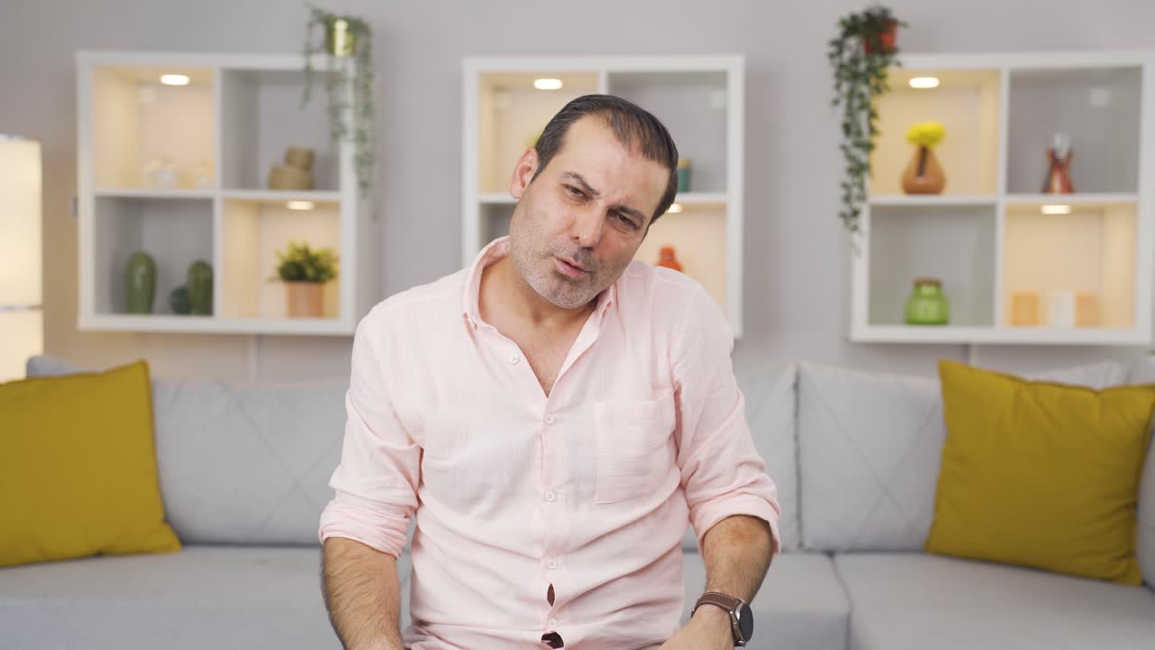 hombre con dolor de cuello.