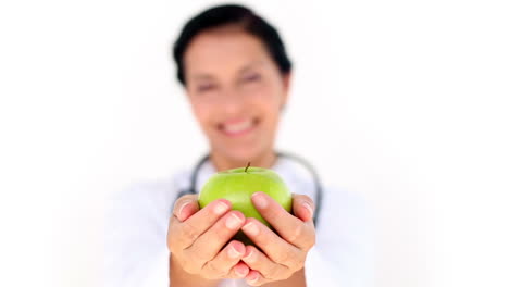 doctora confiada con una manzana verde en la mano