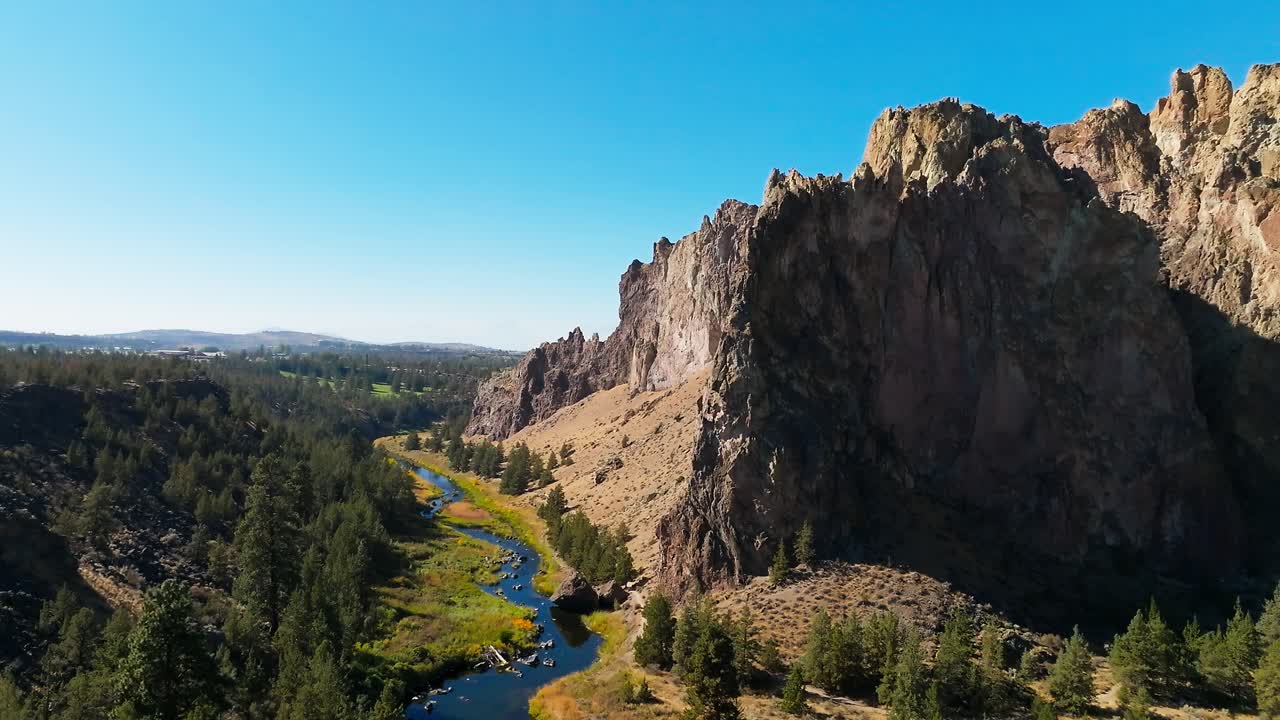 Fiume e caldera nello Smith Rock State Park, movimento drone verso sinistra, Oregon.