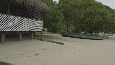 Boot-Wartet-Auf-Das-Angeln-Am-Strand-Auf-Einer-Der-Pazifischen-Inseln