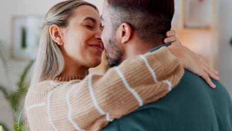 amor, flores y un abrazo de pareja después de un regalo sorpresa