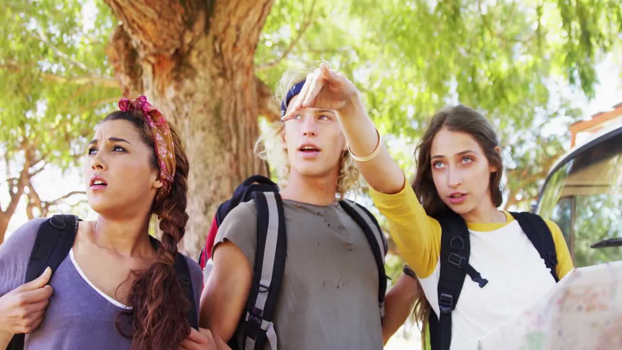 지도를 보고 4k 거리를 가리키는 친구들