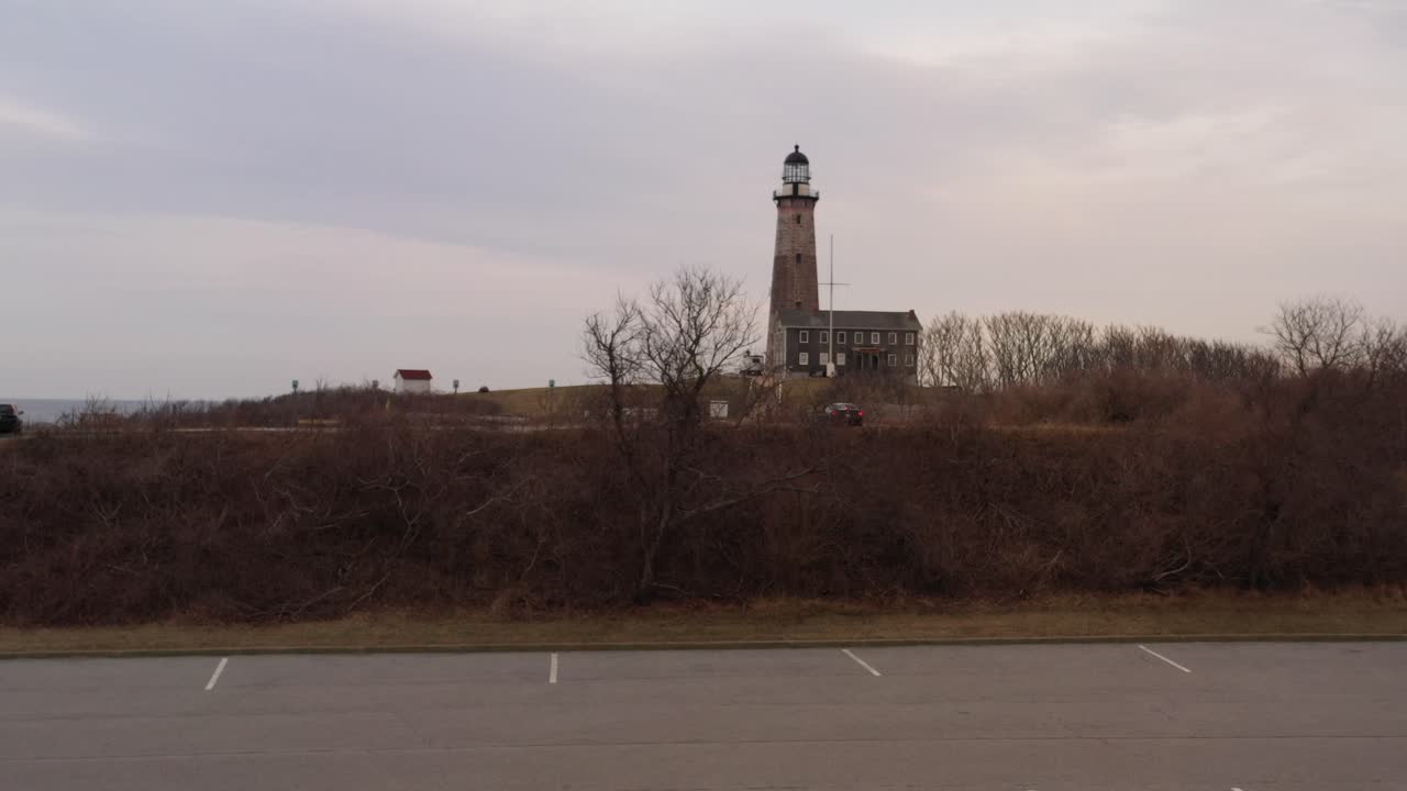una vista de ángulo bajo del faro de montauk durante una puesta de sol nublada